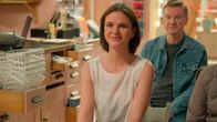 Rote Rosen – Daniel (Daniel Fritz) und Lou (Eva-Maria Grein von Friedl) wollen sich nicht in Jess‘ (Juana Nagel m.) Belange mischen, doch bevor sie das geringe Entschädigungsangebot der Praxis annimmt, bieten sie ihr ein Darlehen an. Aber Jess lehnt ab.