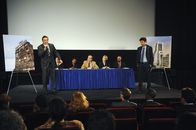 How I Met Your Mother – Ted (Josh Radnor, r.) und Marshall (Jason Segel, l.) müssen auf einer Sitzung vorsprechen, in der entschieden wird, wie es mit dem alten runtergekommenen Hotel Arcadian weitergeht ...