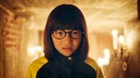 Superhero Academy – Als Alpha (Natalia Dellaporta) Teles Superschurkinnen-Versteck im Keller der Schule findet, ist sie von der Entdeckung schockiert, und will Tele zur Rede stellen.