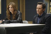 Castle – Kate Beckett (Stana Katic, l.) und ihr Kollege Kevin Ryan (Seamus Dever, r.) nehmen einen Verdächtigen in die Mangel ...