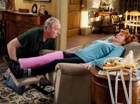 Young Sheldon – Coach Dale Ballard (Craig T. Nelson, l.); June (Reba McEntire, r.)