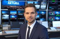 SWR Aktuell Baden-Württemberg – SÜDWESTRUNDFUNK SWR Aktuell Baden-Württemberg - Georg Bruder Die Nachrichten "SWR Aktuell" im SWR Fernsehen informieren mehrfach täglich über alles Wichtige aus dem Südwesten und der Welt. Ab Mai 2019 in den Hauptnachrichten im wöchentlichen Wechsel mit Stephanie Haiber: Georg Bruder, hier in der Regie.