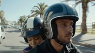 The Morning After – Justin (Richard Gau) nimmt Nina (Amara Okereke) mit in die Stadt, und das gefällt ihr besser, als sie zugeben würde.