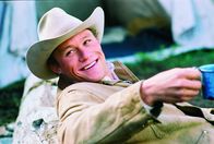 Brokeback Mountain – Gegen seinen Willen verliebt sich der Rancher Ennis del Mar (Heath Ledger) in den Rodeoreiter Jack Twist. Angesichts der Moralvorstellungen ihrer Umwelt können die beiden ihren Gefühlen nur heimlich freien Lauf lassen - weit draußen auf dem "Brokeback Mountain" ...