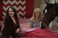 2 Broke Girls – Max (Kat Dennings, l.) und Caroline (Beth Behrs, r.) sind enttäuscht: Der hippe Partyplaner Paul Platt hat ihnen und ihren Cupcakes einen Korb gegeben ...