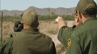 Amerikas heiße Grenze – Nogales, AZ: Three Customs and Border Protection agents in the desert. In the harsh terrain of the Arizona desert, smugglers try to cross undetected from Mexico to the US and back. (Photo Credit: