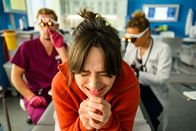 Bettys Diagnose – Von links: Lukas Hilpert (Niklas Löffler), Evelyn Potschek (Süheyla Ünlü), Helena von Arnstett (Claudia Hiersche)