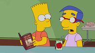 Die Simpsons – Um die Familie wieder enger zusammenzubringen, zwingt Marge alle ihre elektronischen Geräte abzugeben und zusammen in einen Buchladen zu gehen. Milhouse (r.) ist geschockt, welchen Einfluss das auf Bart (l.) hat ...