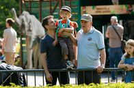 Rentnercops – Finn (Florian Thürnagel, M.) besucht mit Papa Thomas (Sebastian Schlemmer, l.) und Opa Georg (Stefan Viering, r.) den Zoo (mit Komparsen).