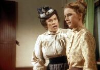 Unsere kleine Farm – Laura (Melissa Gilbert , r.) platzt vor Wut, denn Mrs. Oleson (Katherine MacGregor, l.) kritisiert in sehr unsachlicher Weise ihren Unterricht.