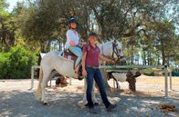 Wunderschön! – Mit Elpida Hatziioannou-Idé, die eine Ranch im Landesinneren, macht Tamina Kallert (li.) einen Reitausflug zu einem traditionellen griechisch-orthodoxen Kloster.