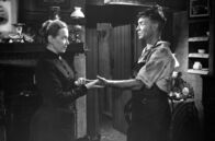 Herr im Haus bin ich – Um der Fuchtel ihres Vaters zu entkommen, macht die älteste Tochter Maggie Hobson (Brenda de Banzie, li.) dessen genauso schüchternem wie talentiertem Angestellten Willie Mossop (John Mills, re.) einen Heiratsantrag.