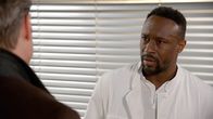 Rote Rosen – Hendrik (Jerry Kwarteng) ist irritiert, als er durch Klaas (Sebastian Deyle) mitbekommt, dass sein Sohn nicht mehr ins Internat zurück möchte.