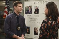 Brooklyn Nine-Nine – Jake Peralta (Andy Samberg, l.); Amy Santiago (Melissa Fumero, r.)