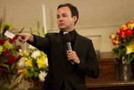 How I Met Your Mother – Marshall kann nicht glauben, dass nicht der von ihnen gewünschte Pastor den Trauergottesdienst halten wird, sondern dessen Sohn Trey (Danny Strong), von dem Marshall damals in der Schule fertiggemacht wurde ...