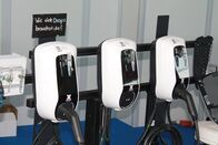 E-Autos - Jobkiller oder Jobmotor? – Zu wenige Ladestationen hemmen bislang die Verkehrswende. Doch Anbieter entwickeln immer neue Ideen. Der Ausbau der Lade-Infrastruktur bringt auch neue Arbeitsplätze.