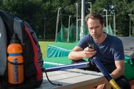 Notruf Hafenkante – Mattes (Matthias Schloo) macht ein Foto des gebrochenen Stabhochsprungstabes. Er ist überzeugt davon, dass ihn jemand manipuliert hat.