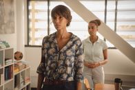 Deadly Tropics – Mélissa (Sonia Rolland, l.) ist schockiert, als sie bei der Befragung einer potenziellen Tatverdächtigen an der Universität auf ihre Tochter Chloé (Antoinette Giret, r.) trifft und erfährt, dass Chloé eine Beziehung mit der Tatverdächtigen führt. Sie ist überrascht und zugleich verwirrt über Chloés sexuelle Neigungen.