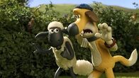 Shaun das Schaf – Der Hahn ist verschwunden. Shaun und Bitzer wollen den Entführer stellen.