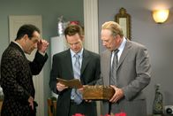 Monk – (v.li.) Tony Shalhoub (Adrian Monk), Jason Gray-Stanford (Lt. Randall Disher), Ted Levine (Capt. Leland Stottlemeyer).