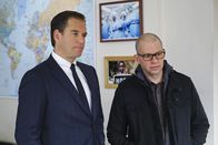 Navy CIS – Ermitteln gemeinsam in einem neuen Fall: Tony (Michael Weatherly, l.) und Doktor Cyril Taft (Jon Cryer, r.) ...