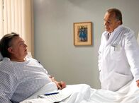 In aller Freundschaft – Prof. Simoni (Dieter Bellmann, re.) wird von der Vergangenheit eingeholt. Als der Patient Willi Herold (Bernd Stegemann, li.) auftaucht, den er vor fast 40 Jahren als junger Assistenzarzt behandelt hat, führt ihm diese Begegnung seine größte ärztliche Niederlage wieder vor Augen. Schließlich gesteht er Herold, dass er damals einen Fehler gemacht hat, der Herold fast das Leben gekostet hätte. Simoni fängt an, an seinen ärztlichen Fähigkeiten zu zweifeln.