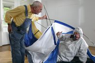 Löwenzahn Classics – Herr Paschulke (Helmut Krauss, r.) braucht Peter (Peter Lustig, l.) zum Aufbau seines Staubabwehr-Zeltes.