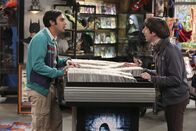 The Big Bang Theory – Während einer ausgiebigen "Frozen"-Diskussion lernen Raj (Kunal Nayyar, l.) und Howard (Simon Helberg, r.) die hübsche Claire kennen, die auch gleich Rajs Hilfe braucht ...