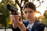 Der Auftrag – Für die junge Polizistin Sarah Brandt (Anna Bederke) ist es der erste Einsatz im Zeugenschutz.