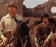 Die Rache der glorreichen Sieben – Chris (George Kennedy, l.); Max (Reni Santoni, r.)