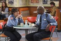 Superior Donuts – Als das Gespräch im Laden auf das Thema "Vertrauen" kommt, wirft James (Darien Sills-Evans, r.) Randy (Katey Sagal, l.) vor, dass auch zwischen ihnen kein Vertrauensverhältnis vorherrscht ...