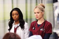 Chicago Med – Zwei mit Geheimnissen, v.li.: Asjha Cooper als Dr. Vanessa Taylor, Kirsten Hager als Dr. Stevie Hammer