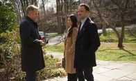 Elementary – Als zwei Männer ermordet werden, zieht Captain Gregson (Aidan Quinn, l.) Holmes (Jonny Lee Miller, r.) und Watson (Lucy Liu, M.) zu dem Fall hinzu. Die finden bald heraus, dass diese Männer selbst einen Mord inszenieren wollten ...