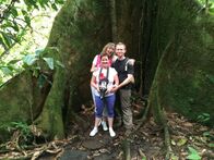 Verrückt nach Meer – Entertainerin Kiona, Passagiere Isabell und Bastian stehen vor einem 650 Jahre alten Baum im Veragua Rainforest Park in Costa Rica