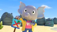 Mamfie – Damit die Schildkröten am Strand von Funkelland ungestört ihre Eier ablegen können, stellt Mamfie Schilder auf.