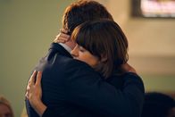 Normal People – Marianne (Daisy Edgar-Jones) ist in dieser schweren Zeit für Connell (Paul Mescal) da. Als sich die beiden wiedersehen, hat Marianne Connell etwas wichtiges zu sagen.