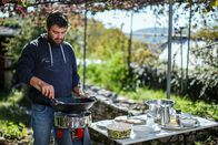 Zu Tisch ... – Zu Tisch Pindosgebirge – Grichenland Ilias Efthimiou kocht Kritharoto: Reisnudeln mit verschiedenen Pilzen. Copyright: SRF/Berlin Producers/Thomas Funk