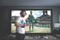 Dead Pixels – Russell (David Mumeni) vor seinem Avatar.