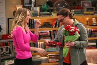 The Big Bang Theory – Leonard (Johnny Galecki, r.) und Penny (Kaley Cuoco, l.) verbringen den Valentinstag zu Hause und hüten Rajs Hündchen Cinnamon. Mit fatalen Folgen ...