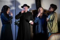 Father Brown – Father Brown (Mark Williams, 2.v.l.) hält nicht viel von Vorurteilen. Er möchte Selina Crow (Sally Dexter, l.), Eugene Bone (Ken Bones, 2.v.r.) und Dione Moon (Estella Daniels, r.) lieber persönlich kennen lernen.