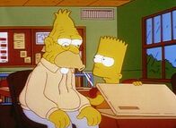 Die Simpsons – Bart (re.) stellt Grandpa seinen Schulranzen als Spucknapf zur Verfügung.