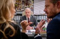 Sturm der Liebe – Zu Yvonnes (Tanja Lanäus, l.) und Eriks (Sven Waasner, r.) Überraschung ernennt Werner (Dirk Galuba, M.) Erik zum neuen Restaurantleiter.