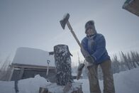 Alaska - Eisige Tradition – Jody Potts-Joseph beim Holzhacken für ihr Haus im Winter. (National Geographic/Isaiah Branch Boyle)