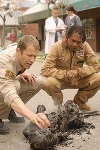 EUReKA - Die geheime Stadt – Ein Wissenschaftler wurde durch das Artefakt bis zur Unkenntlichkeit verbrannt. Jack Carter (Colin Ferguson, l.) und Henry (Joe Morton, r.) sind sprachlos ...