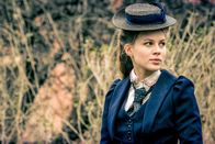 Charité – Ida Lenze (Alicia von Rittberg) hat ihre Behandlungskosten an der Charité abgearbeitet und erhält die Zusage für ein Studium in der Schweiz.