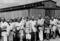 Ein Tag in Auschwitz – Diese Männer des Transports gelten als "einsatzfähig" – die zivile Kleidung ist ihnen bereits genommen worden, auch sie werden nun Arbeitssklaven für das Deutsche Reich.