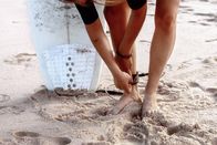 Great Inventions - Meilensteine der Technik – Great Inventions – Meilensteine der Technik Staffel 1 Folge 2 Klettverschluss Eine Surferin schliesst den Klettverschluss and der Lasche ihres Surfboards. Copyright: SRF/ZDF Studios