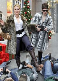 Sechserpack – "Klatsch und Tratsch" dürfte auch eines ihrer Lieblingsthemen sein: Nina Vorbrodt (l.) und Emily Wood (r.)
