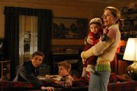 Malcolm mittendrin – Als Malcolm (Frankie Muniz, l.) mit Dewey (Eric Per Sullivan, 2.v.l.) und Polly (Julie Hagerty, r.) zum Einkaufen fährt, stoppen sie kurz bei Pollys Ex-Freund um etwas zu erledigen ...