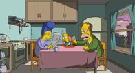 Die Simpsons – Marge (l.) und Homer (r.) erinnern sich mit Wehmut an ihre Zeit ohne Kinder und die riesigen Veränderungen, die Barts (M.) Geburt mit sich gebracht hat ...